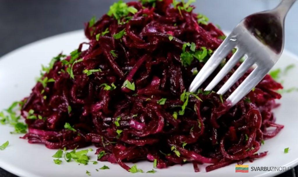 На второй день еще вкуснее. Покупаю молодую свеклу и готовлю вкусную закуску