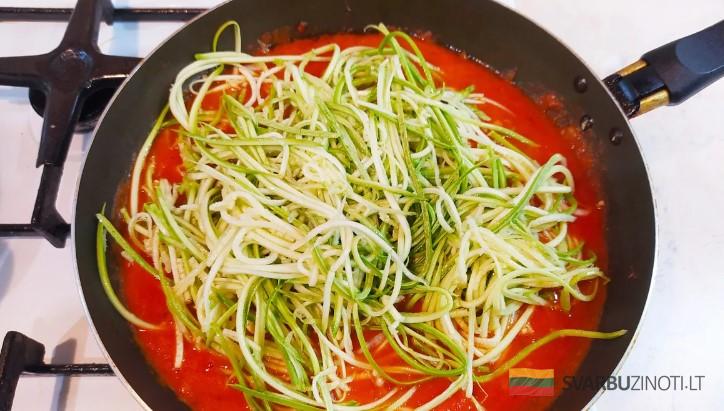 Фирменная закуска из кабачка. Готовится просто, а на вкус бесподобна: сочная и хрустящая