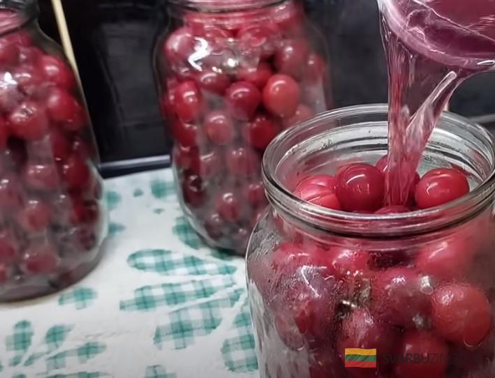Вишня на зиму без сахара. Даже банки не стерилизую: самый простой рецепт