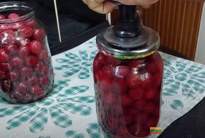 Вишня на зиму без сахара. Даже банки не стерилизую: самый простой рецепт