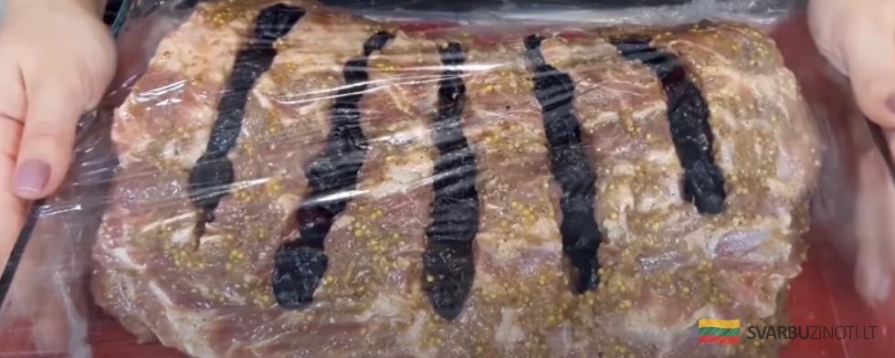 Смазываю маринадом и запекаю. Божественное мясо: праздничный вариант