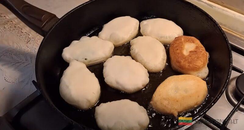 Быстрое тесто для пирожков. Готовлю на сковороде: вкусные пирожки на кефире, без дрожжей