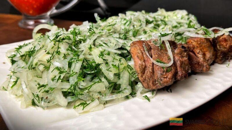 Маринованный лук, как в шашлычной. Получается сочным, хрустящим и очень вкусным