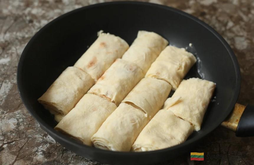 Беру обычный тонкий лаваш, немного творога и уже через 10 минут вкуснейшая выпечка готова: к завтраку и не только