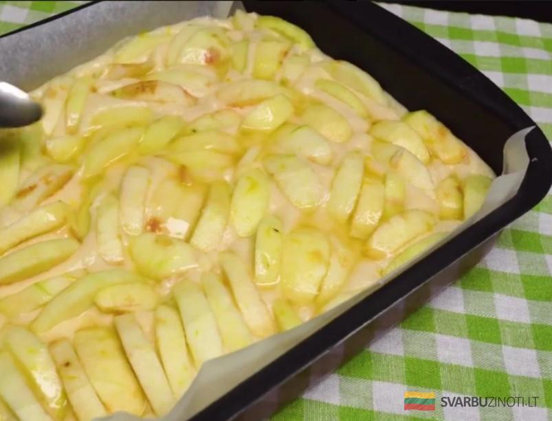 Вкусный яблочный пирог: простой рецепт шарлотки. Нежный и пушистый