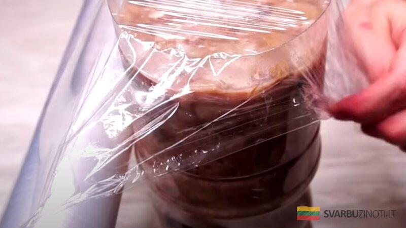 Складываю мясо в бутылку и убираю в холодильник. Домашняя колбаса - вкуснее не бывает