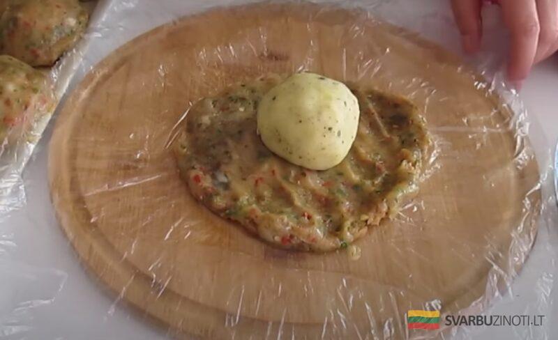 Это самая вкусная куриная грудка, которую я когда-либо ела. Сочные мясные колобки с картофельной начинкой