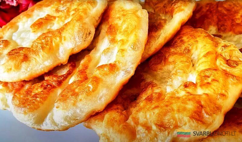 Просто мука и горячая вода. Рецепт вкусных лепёшек без яиц и молока