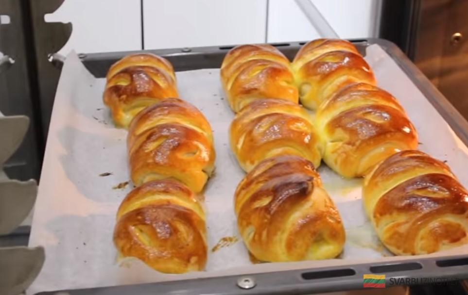Всегда удачное тесто, меняю начинки и каждый раз получаю новый вкус. Сегодня пеку с яблоками