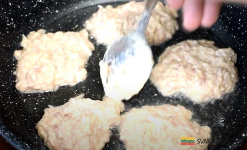 Быстрый вариант вкусного ужина: всё смешали и на сковородку. По вкусу не уступает настоящим котлетам