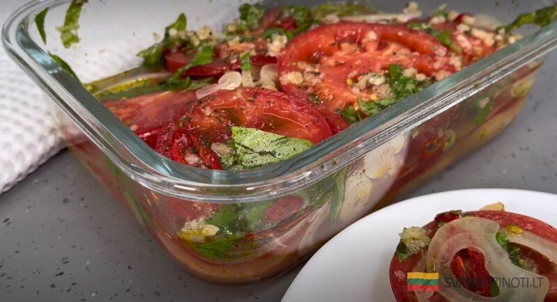 Вкусно так, что готовлю круглый год. Сочная и ароматная закуска из помидор: съедается даже лук