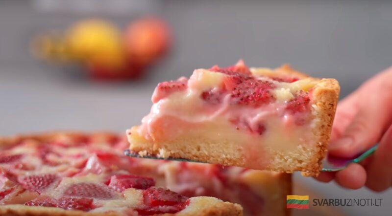 Простой рецепт вкусного пирога с клубникой. Весь секрет в нежной заливке