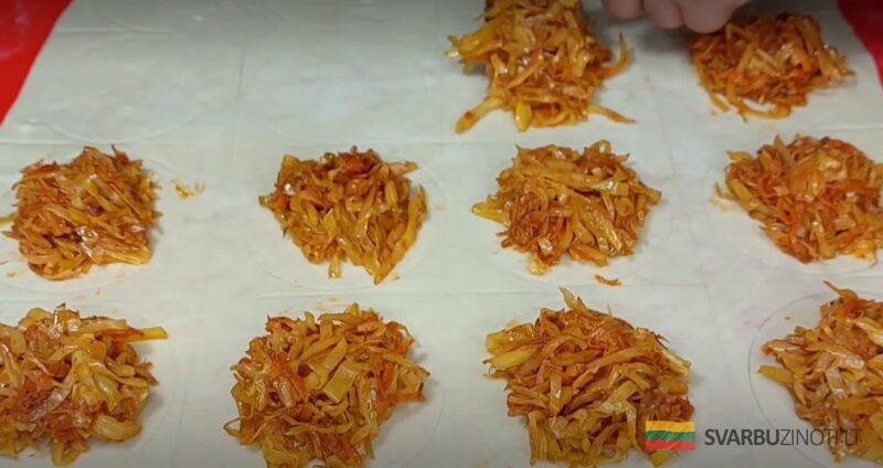 Только бабушка готовила их самыми вкусными: спасибо, что и меня научила. Аппетитные пирожки с капустой