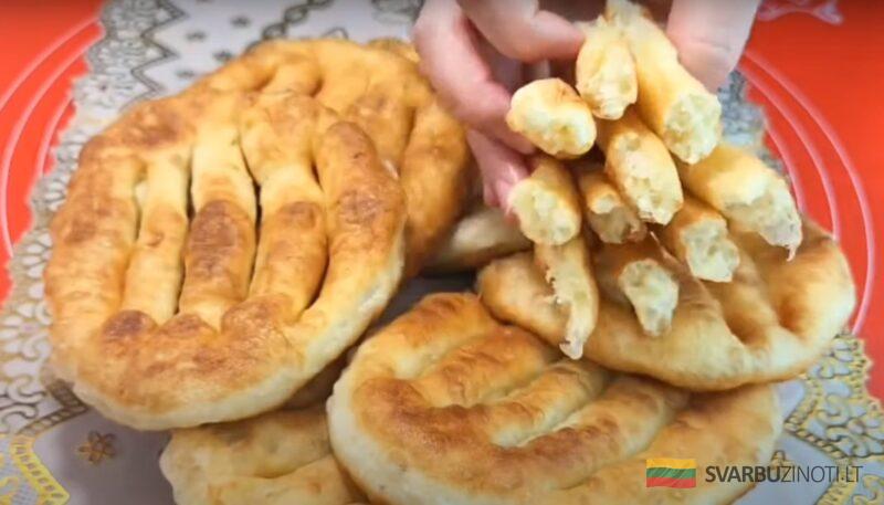 Беру картофель и манку. Пирожки теперь не готовлю, нашла рецепт проще: вкусные картофельные лепешки