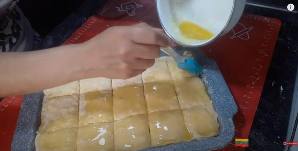 Я просто залила молоком пирог в духовке! Простая слоистая выпечка с начинкой