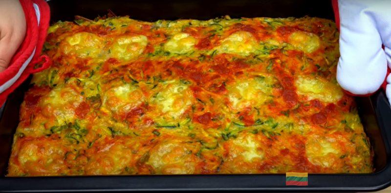 Просто натираю кабачки и картошку. Такую вкусную овощную запеканку я еще не пробовала