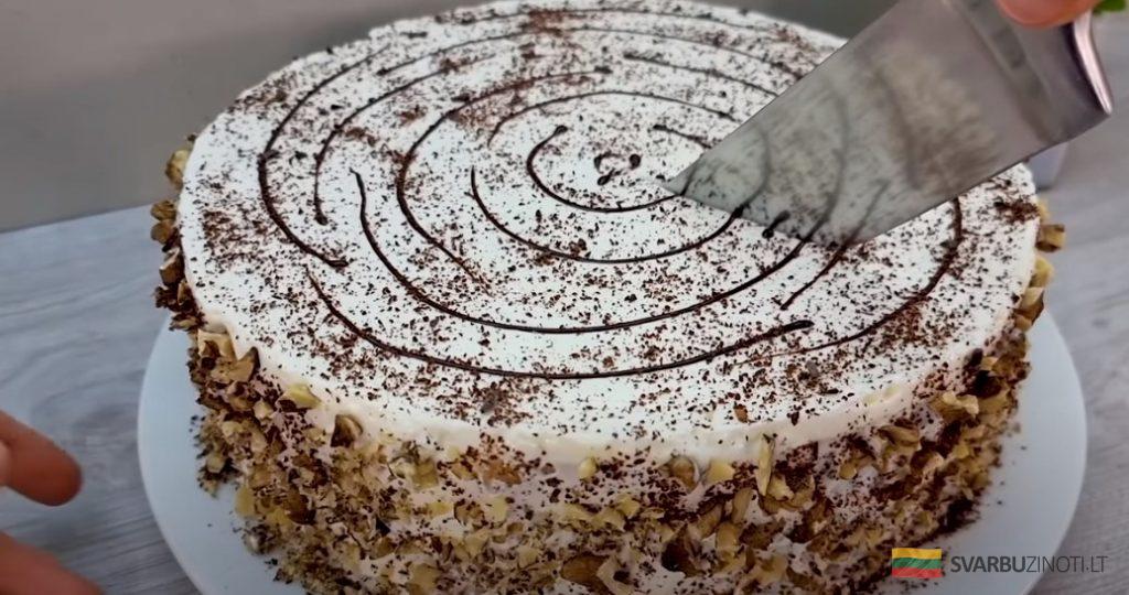 Сытный и вкусный торт на любой случай! Трухлявый пень: сметанный торт с черносливом и орехами