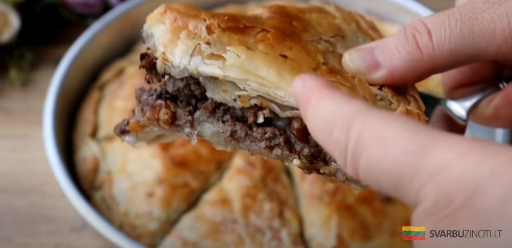 Мясной пирог с простейшим слоеным тестом. Тесто пресное, универсальное: подходит к любой начинке
