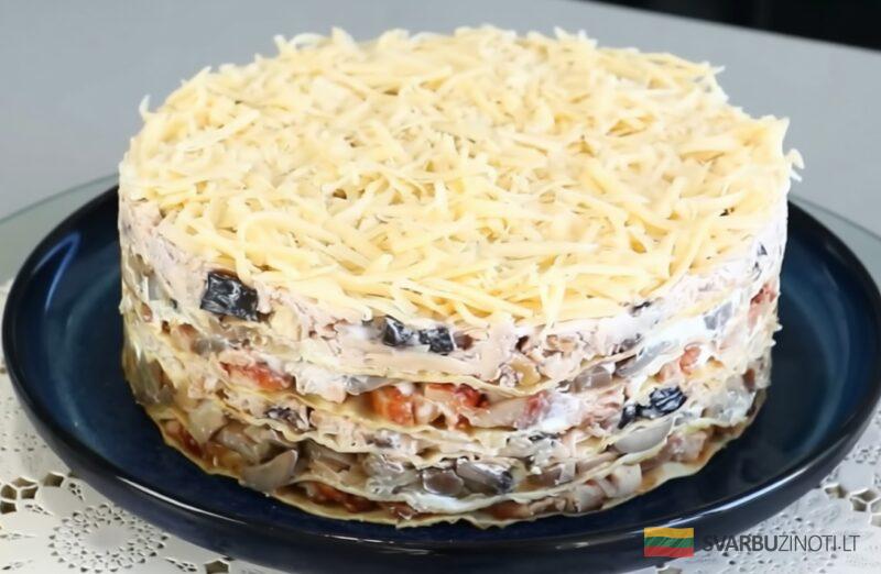 Новогодний шедевр из недорогих продуктов. Сочный и нежный закусочный торт!