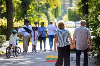 Vilniečiai mėgaujasi grįžusia šiluma