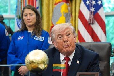 Donaldas Trumpas Baltuosiuose rūmuose priėmė Artemis 2 misijos astronautus
