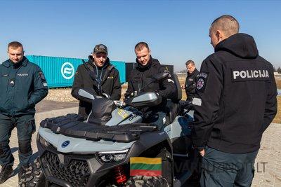 Adomas Gančierius (antras iš kairės)