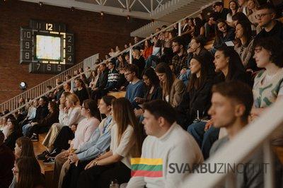 ISM studentai