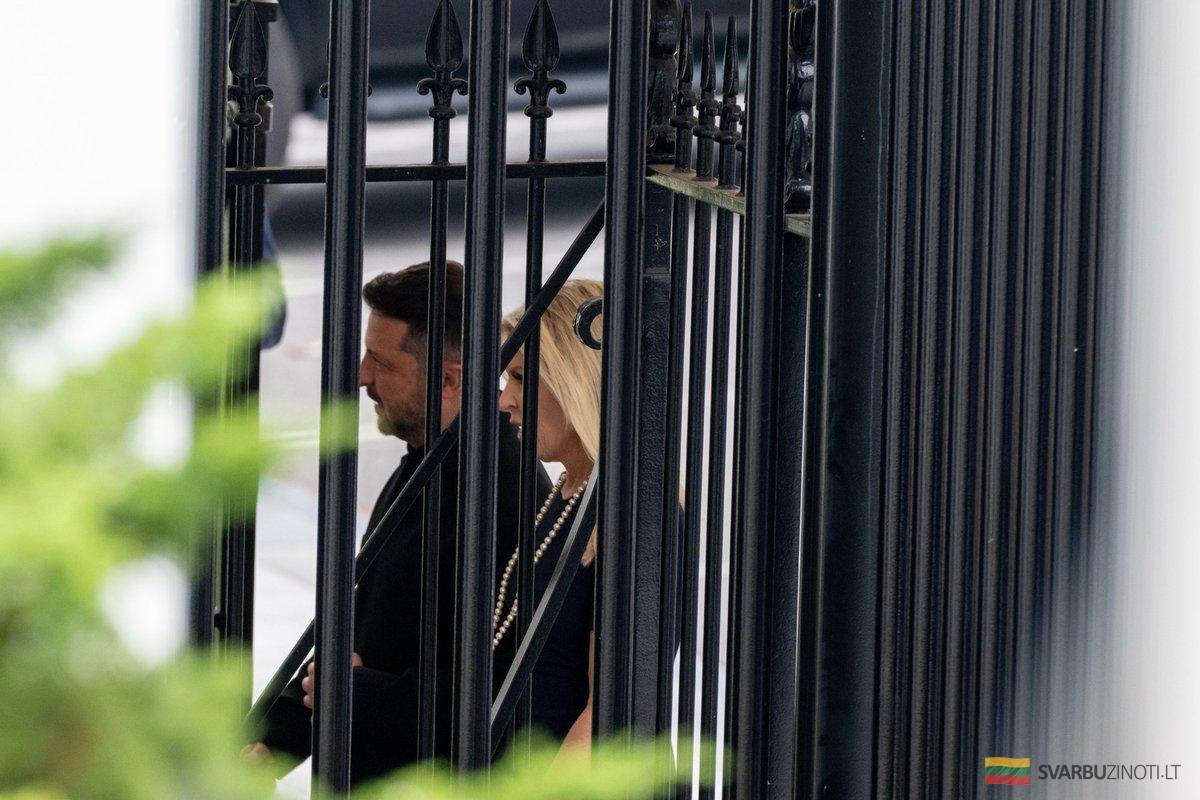 Volodymyras Zelenskis susitiko su Donaldu Trumpu Baltuosiuose rūmuose: pagrindinis dėmesys – priešraketinei gynybai