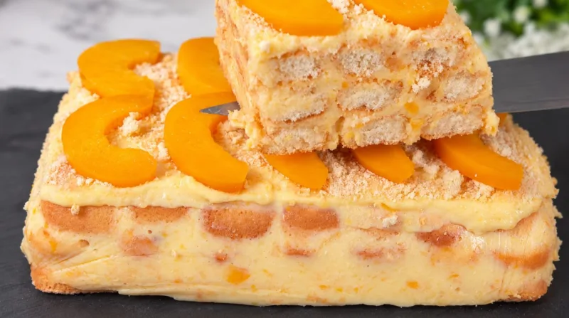 Švelnus persikų tortas su kondensuotu pienu be kepimo — alternatyva klasikiniam tiramisu