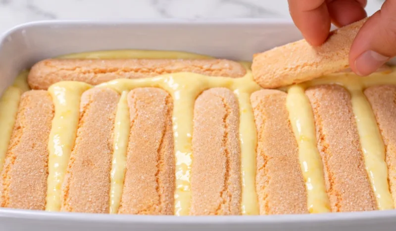 Švelnus persikų tortas su kondensuotu pienu be kepimo — alternatyva klasikiniam tiramisu